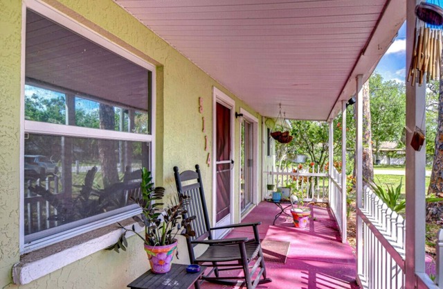 Lazy Manatee Apt Spacious 1/1 six miles to IMG
