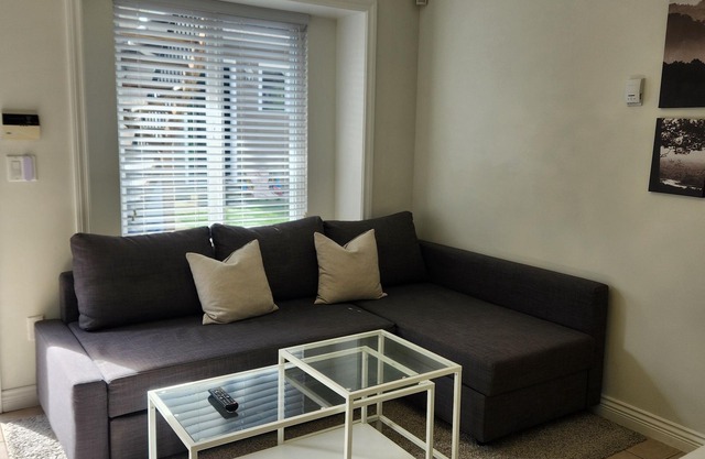 Cozy 1BR Suite | Close to SkyTrain (5min Walk)