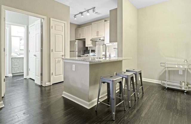 Cozy 1BR Suite in Great location !!!
