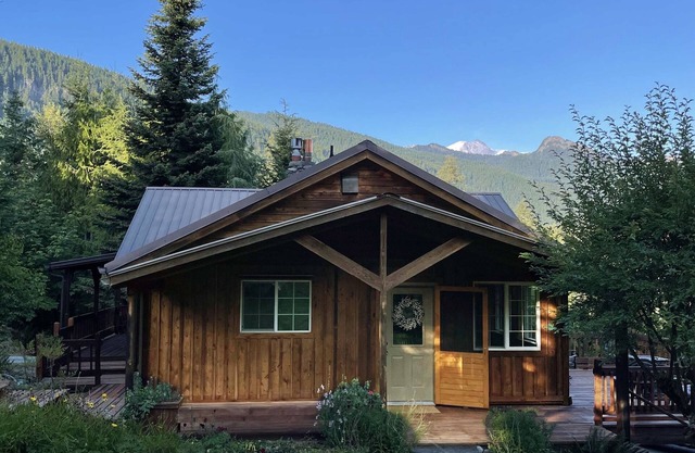 Cozy 2-bdrm dogs-welcome cabin w/ hot tub in private riverfront setting
