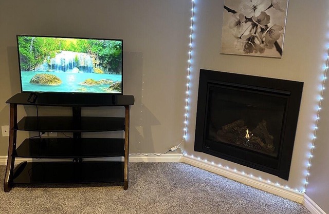Cozy 2 Bdrm, Lounge w/fpl, Kitchenette, TV, Wi-Fi