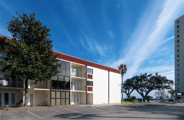 Cozy 2 bed 2 bath condo at the beachside Ocean Club Villas