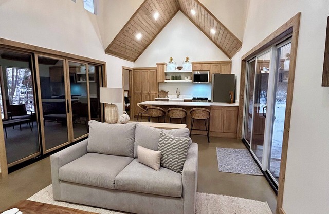 Cozy 2 bed/2 bath lakeside retreat w/3 season porch & firepit. Close to Nisswa
