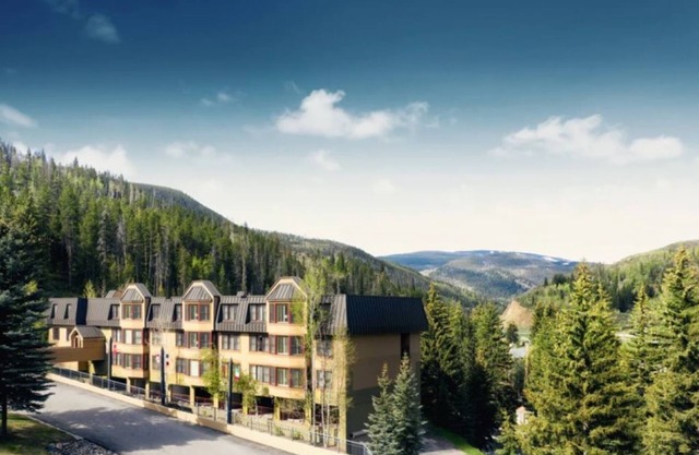 Cozy 2 Bed/2 Bath w/ Sleeper Sofa, sleeps 8, Hot Tub and Free Shuttle to Slopes!
