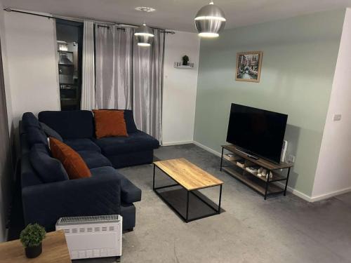Cozy 2 Bed Apartment with Balcony Etihad Views, Steps from Coop Live