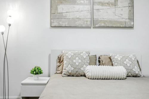 Cozy 2 bed Basement in SW Calgary Close to Banff, Spruce Meadows