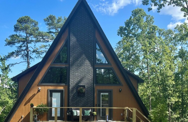 Cozy 2-bedroom A-Frame Cabin in charming Hot Springs Village