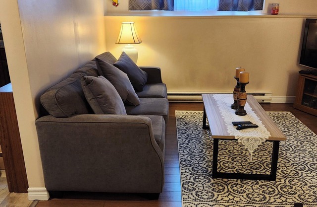 Cozy 2 bedroom apartment with WiFi, parking, washer and dryer & comfortable beds