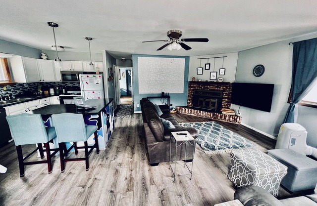 Cozy 2 bedroom house easy access to trails and 2 private beaches!