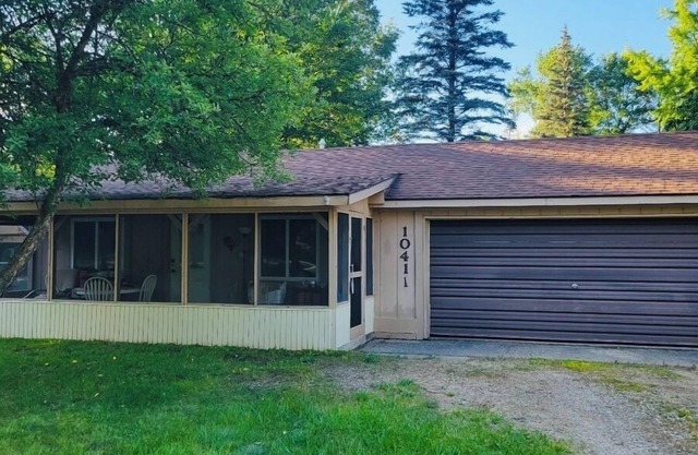 Cozy 2-bedroom cabin with WiFi, AC, garage, sleeps 6 in Saint Helen 222
