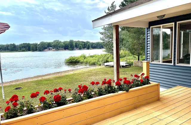 Cozy 2 bedroom cottage, lakefront private beach
