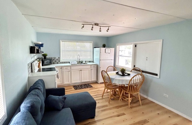 Cozy 2 bedroom, 1 bathroom stay in Holiday. With WiFi, Big screen, and Foosball.