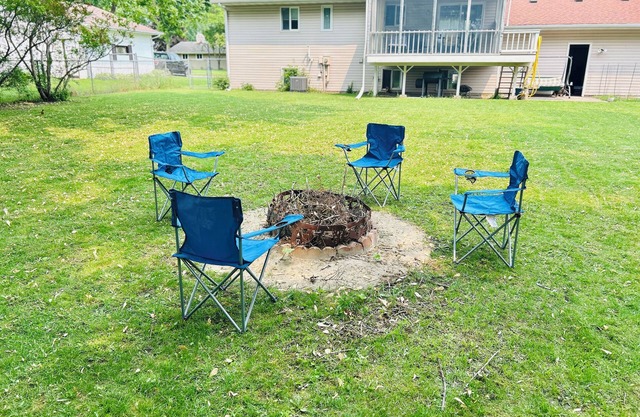 Cozy 2-bedroom apartment + Office,Yard 12 Min to Twin Cities