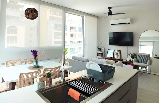 Cozy 2-bedroom apartment in the heart of Panama City with pool, laundry, gym, AC