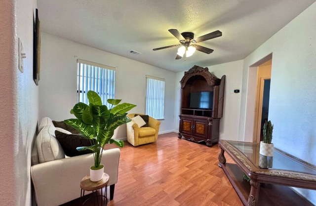 Cozy 2-bedroom apartment with all you need! Just 25 min from SPI, and Space X!