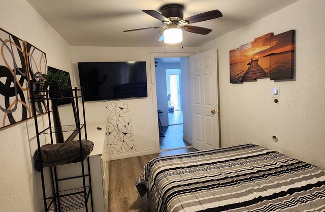 Cozy 2-bedroom apartment in charming Los Angeles with AC
