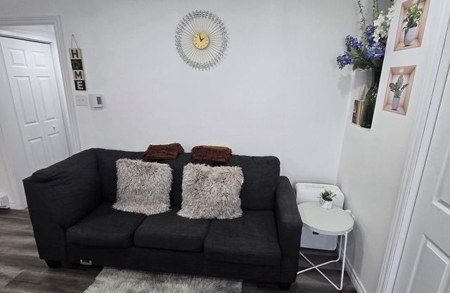 Cozy 2 Bedroom Apartment near St.John's airport with lockbox key Entrance.