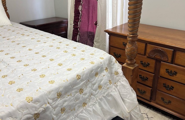 Cozy 2-bedroom apartment in beautiful Fall River with WiFi