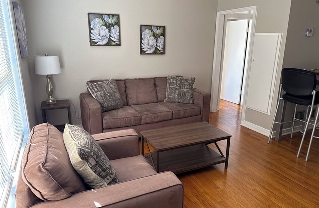 Cozy 2-bedroom apartment in charming Shreveport with WiFi, AC