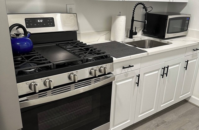 Cozy 2-bedroom apartment in welcoming Washington with AC, WiFi