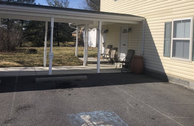 Cozy 2 bedroom apartment 2 miles from historic Winchester.