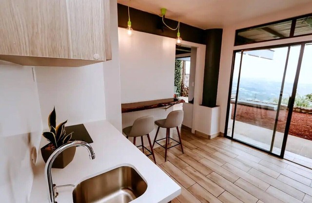 Cozy 2-bedroom apartment in pleasant Alajuela with WiFi, AC and panoramic view