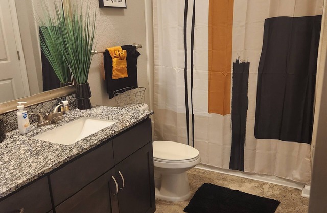 Cozy 2-bedroom apartment with WiFi, AC in delightful Columbia