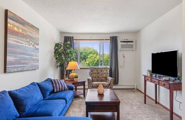 Cozy 2-bedroom Apartment Near SCSU with WiFi, Parking and Pet Friendly