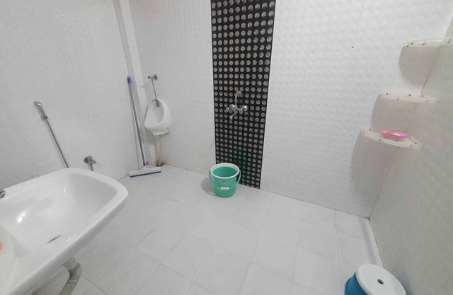 Cozy 2-bedroom apartment in enchanting Bhopal with WiFi, AC