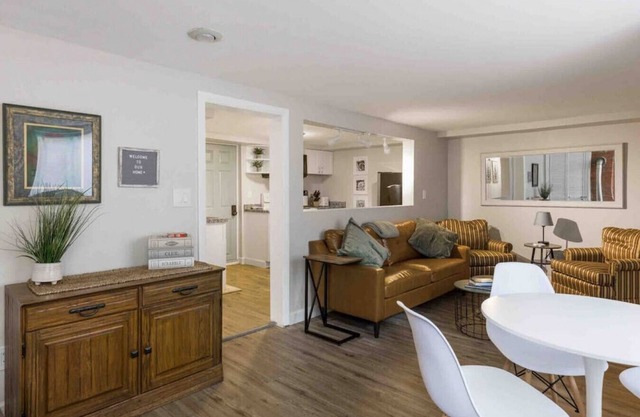 Cozy 2 bedroom apartment (newly renovated)