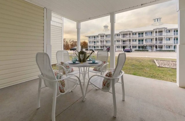 Cozy 2-bedroom apartment in fantastic Flint with AC, fitness room, WiFi