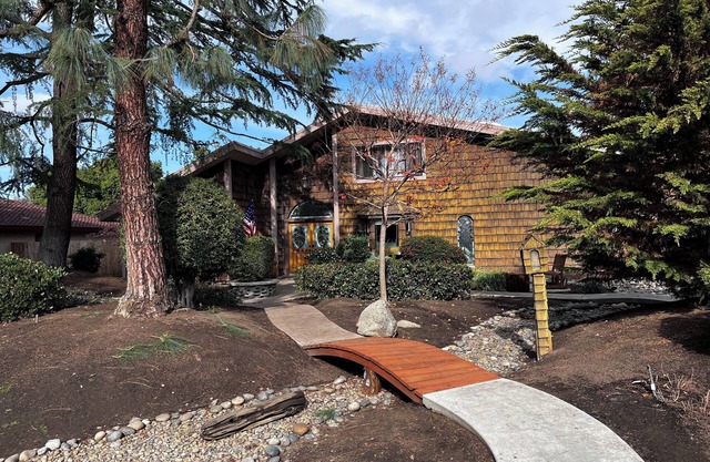 Cozy 2-bedroom apartment in welcoming Fresno with AC, WiFi, next to Fresno State