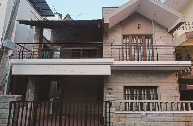 Cozy 2-bedroom bungalow in Bengaluru-Hebbal with Wi-Fi, AC, Balcony and Parking
