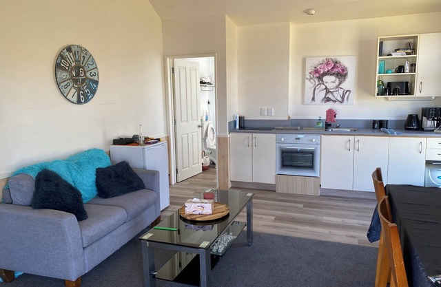 Cozy 2 bedroom bungalow w/ seperate sleepout. 200m from the railtrail.