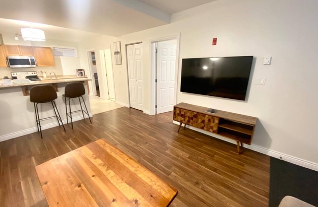 Cozy 2 bedroom townhouse/parking on downtown New Westminster