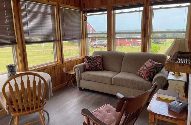 Cozy 2-bedroom cottage overlooking Saint Peters Bay AC, WiFi & gorgeous sunsets