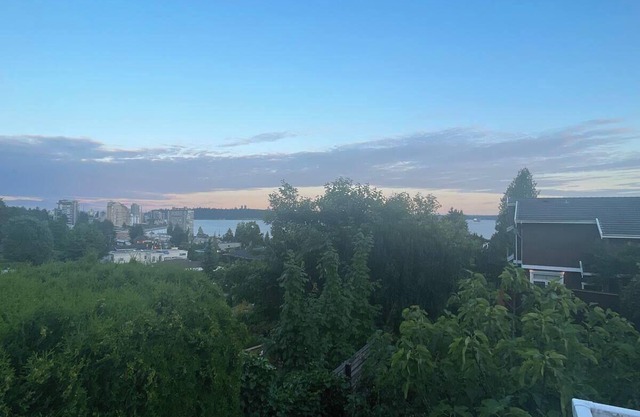 Cozy 2 bedroom garden level suite 5 min walk to Dundrave beach and Village