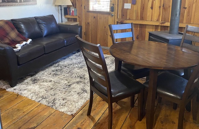 Cozy 2 Bedroom Cabin
