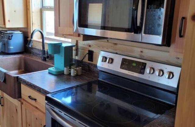 Cozy 2 bedroom cabin in peaceful Morgan Mills with Wi-Fi, AC, and amazing view.