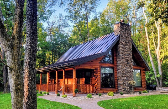 Cozy 2-bedroom cabin in near Gambier, peaceful woodland setting