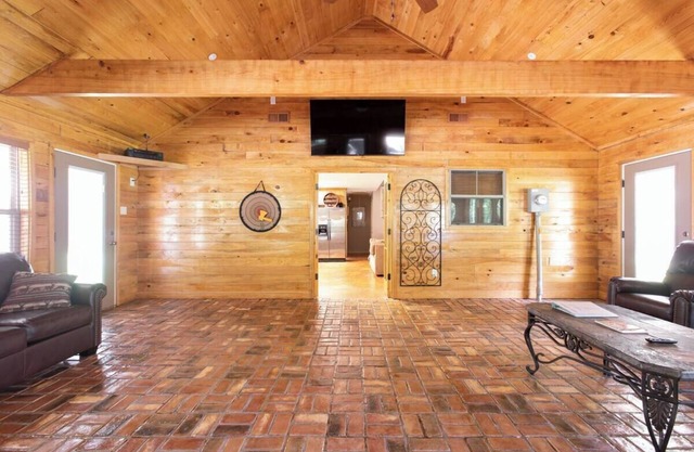 Cozy 2-bedroom cabin in charming Liberty MS with Starlink WIFI
