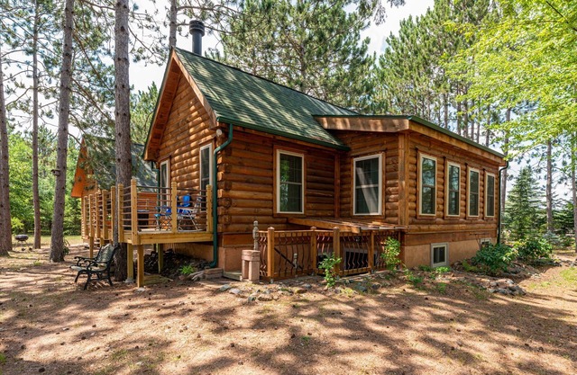 Cozy 2 bedroom cabin on the water - great location, must see!!