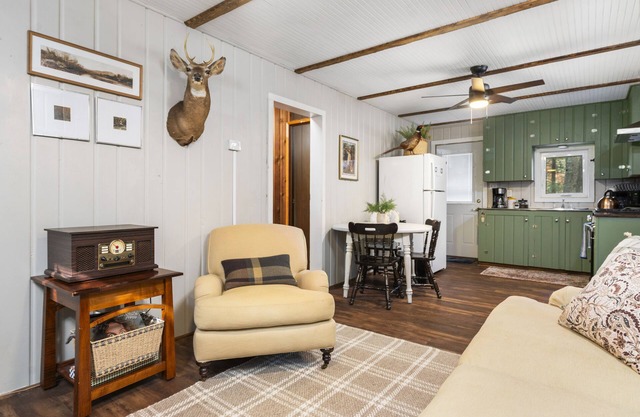 Cozy 2 bedroom cabin right down the road from TippyDam, Hiking, Crystal Mountain