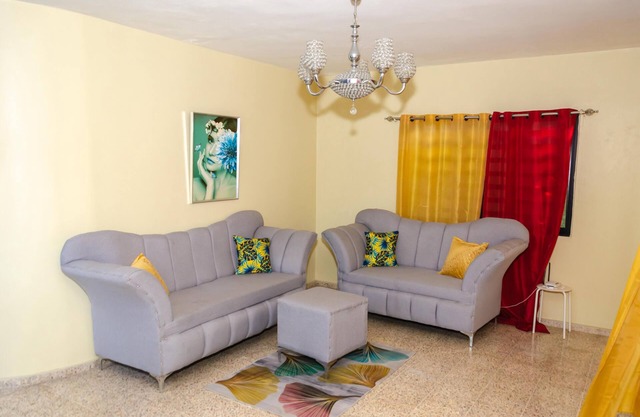 Cozy 2-bedroom chalet in delightful Baní with WiFi, AC