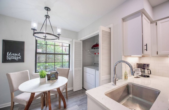 Cozy 2-bedroom condo with WiFi, AC in desirable N Tallahassee