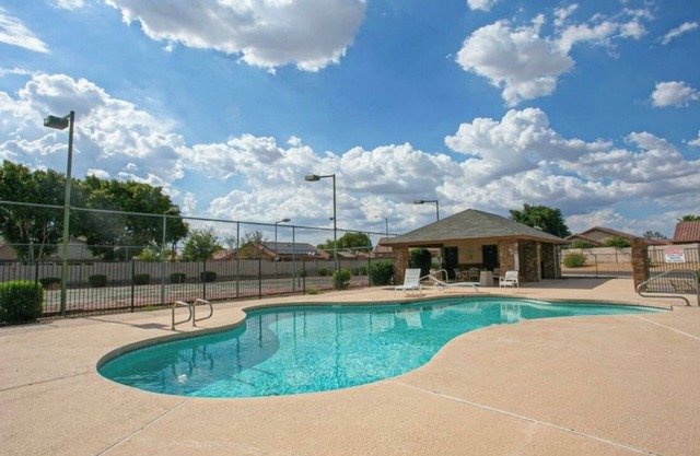 Cozy 2-bedroom condo in amazing Glendale pool/ WiFi 5 min from Peoria Sprt Cmplx