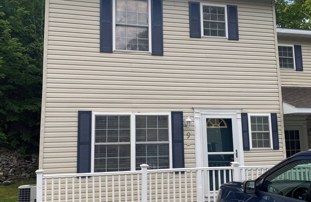 Cozy 2-bedroom condo in enchanting Petoskey with WiFi, AC. State Park, Bike Path