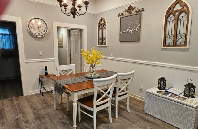 Cozy 2-bedroom condo in charming Savannah 10 minutes to downtown and river st