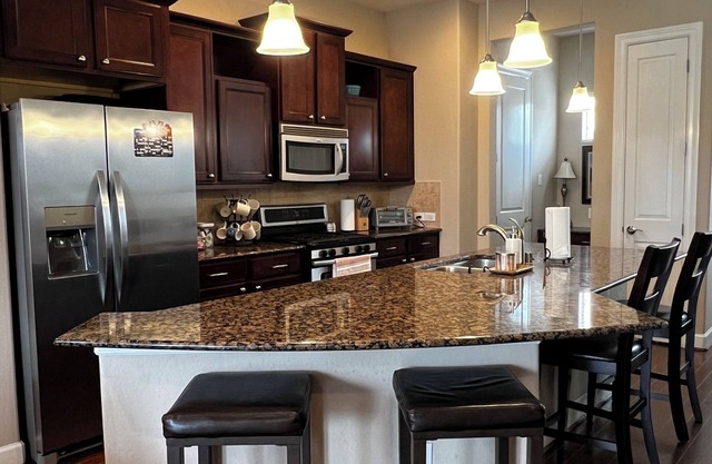 Cozy 2-bedroom condo in heart of East Downtown Houston with WiFi, AC