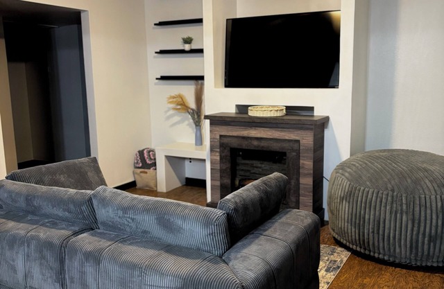 Cozy 2-bedroom condo in welcoming Phoenix with WiFi, AC